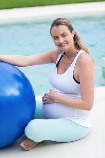 Беременная женщина с мячом для упражнений — стоковое фото