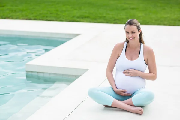 Schwangere berührt ihren Bauch — Stockfoto