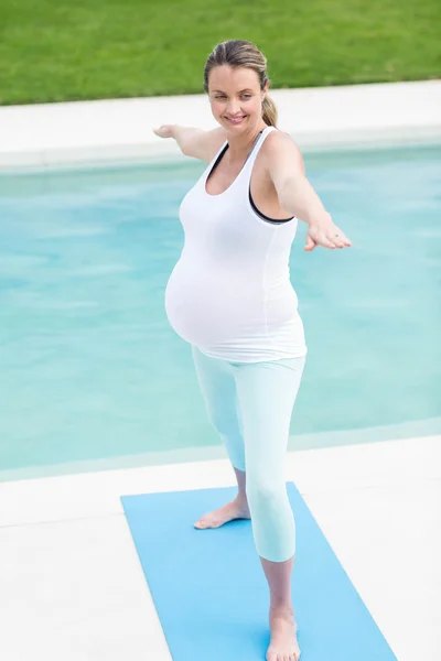 Hamile kadın yoga yapıyor. — Stok fotoğraf