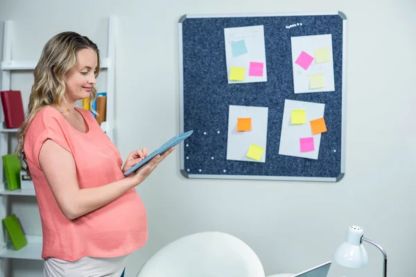 Gravid kvinna med hjälp av Tablet PC — Stockfoto