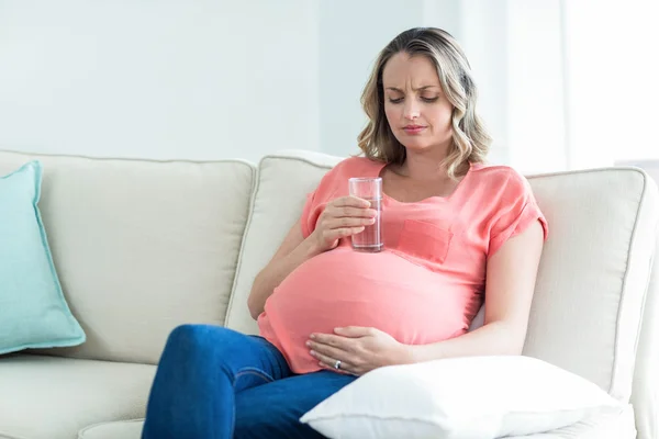 Donna incinta bere acqua — Foto Stock