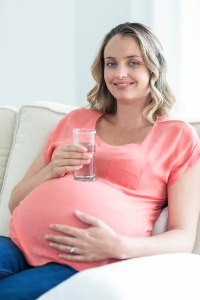 Schwangere trinkt Wasser — Stockfoto