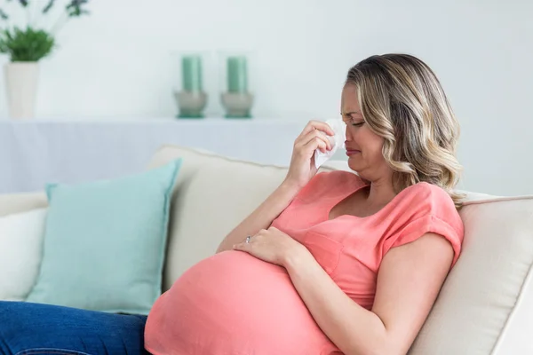 Zwangere vrouw haar neus waait — Stockfoto