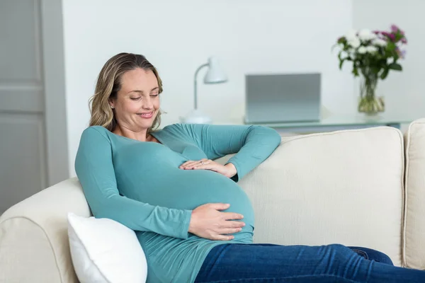 Schwangere berührt ihren Bauch — Stockfoto