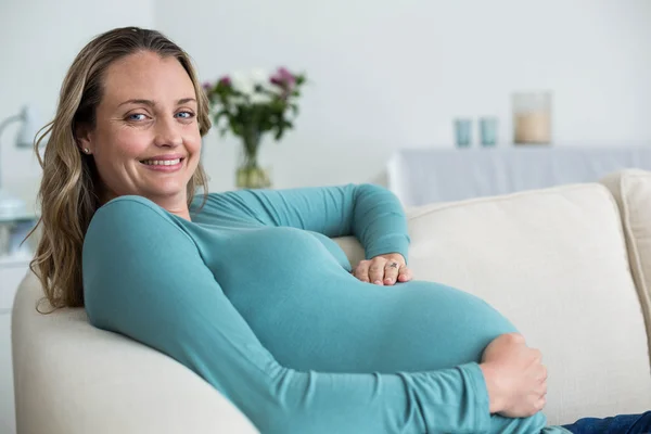 Zwangere vrouw raakt haar buik aan — Stockfoto