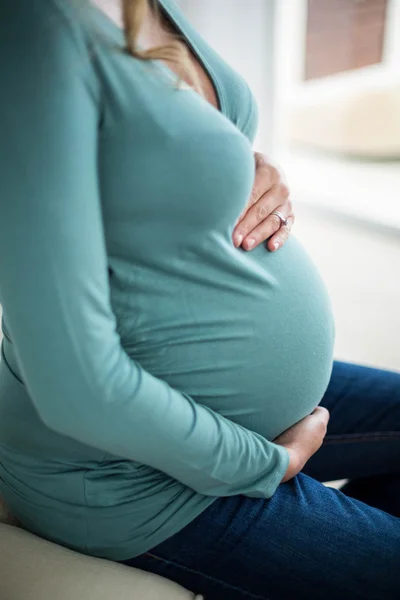 Donna incinta che si tocca la pancia — Foto Stock