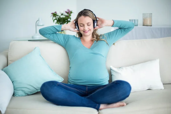 Gravid kvinna lyssna på musik — Stockfoto