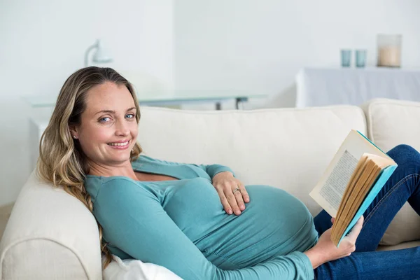 Mulher grávida lendo um livro — Fotografia de Stock