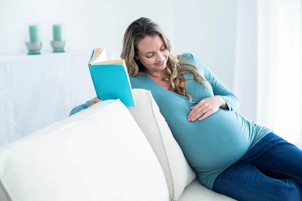 Mulher grávida lendo um livro — Fotografia de Stock