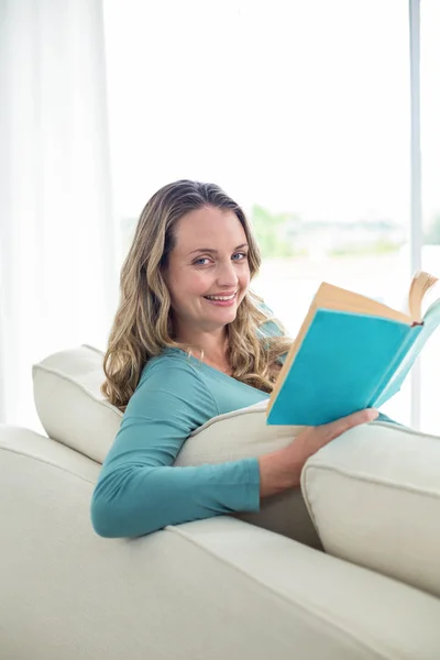 Zwangere vrouw die een boek leest — Stockfoto