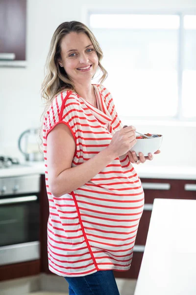 Mulher grávida comendo cereais — Fotografia de Stock