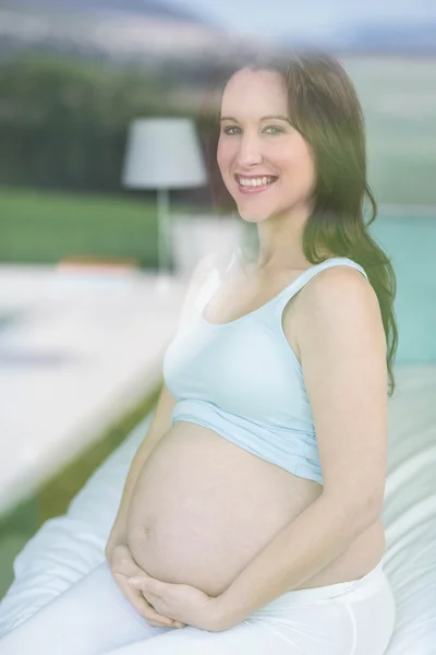 Zwangere vrouw raakt buik — Stockfoto