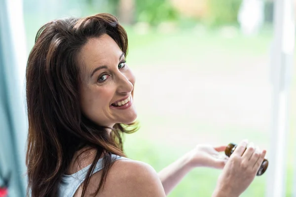 Mulher tomando um comprimido — Fotografia de Stock