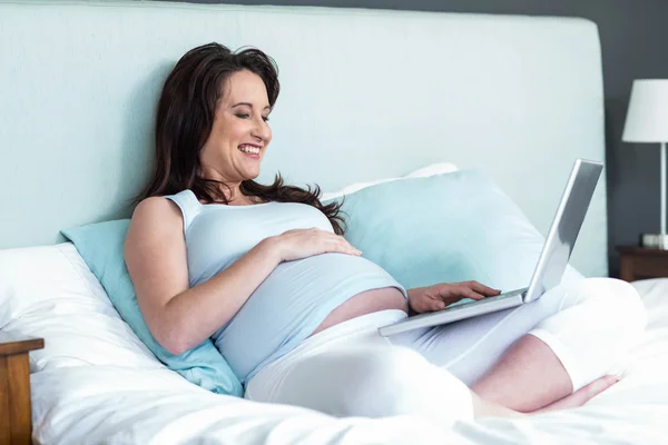 Έγκυος γυναίκα χρησιμοποιώντας φορητό υπολογιστή — Φωτογραφία Αρχείου