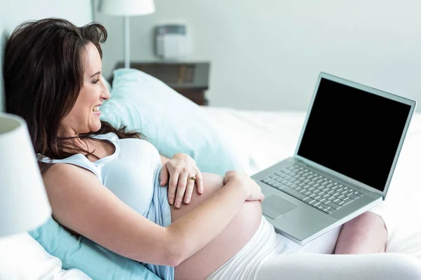 Mulher grávida usando laptop — Fotografia de Stock