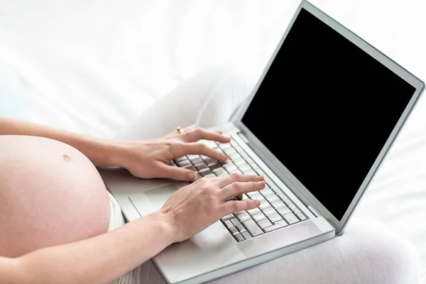 Donna incinta utilizzando il computer portatile — Foto Stock