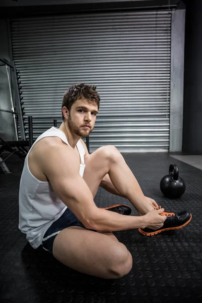 Hombre en forma atándose los cordones —  Fotos de Stock