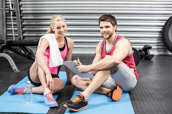 Trainer in gesprek met zijn cliënt — Stockfoto