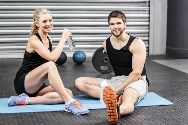 Couple sitting on fitness mat — Stock Photo, Image