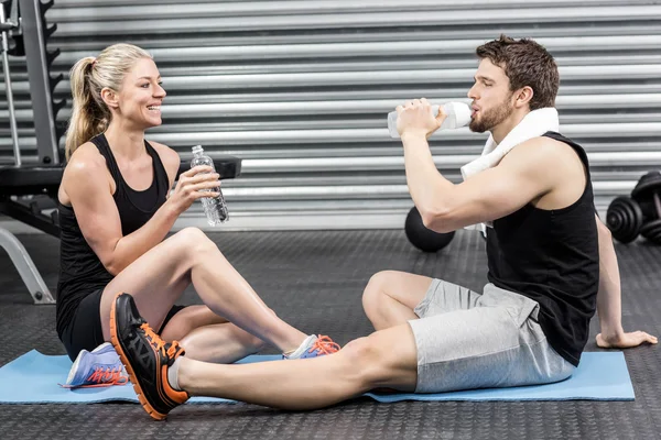 Paar sitzt auf Fitnessmatte — Stockfoto