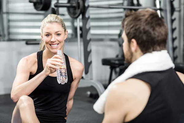 Sorridente coppia in forma seduta — Foto Stock