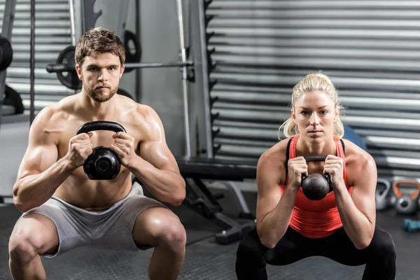 Couple lifting dumbbells together — Stock Photo, Image