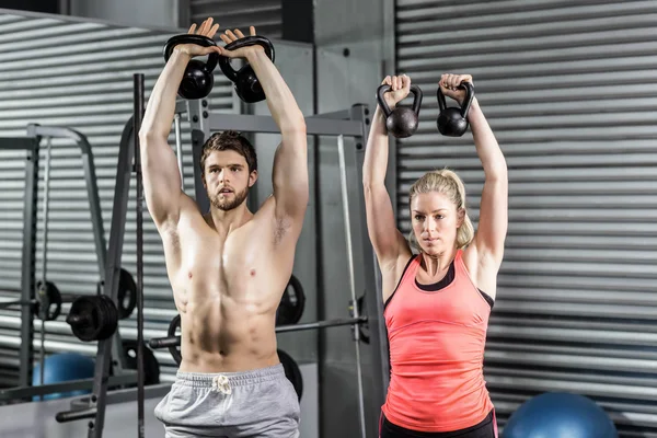 Couple lifting dumbbells together — Stock Photo, Image