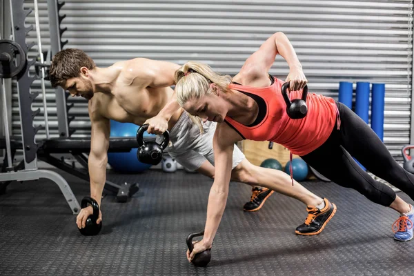 Pár dělá push up s činkami — Stock fotografie