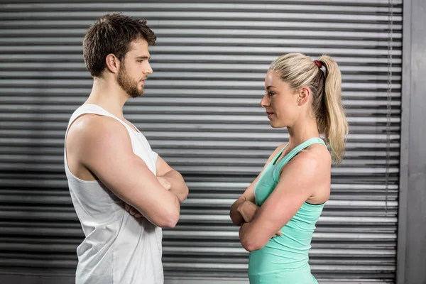 Fit paar met arm gekruist — Stockfoto