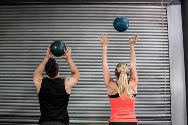 Casal jogando bola no ar — Fotografia de Stock