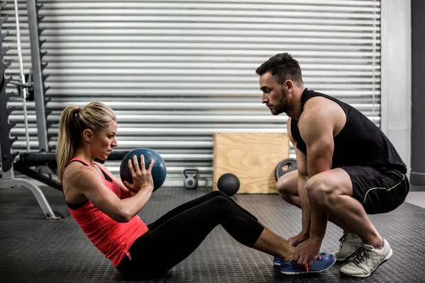 Fit casal fazendo exercício de bola abdominal — Fotografia de Stock