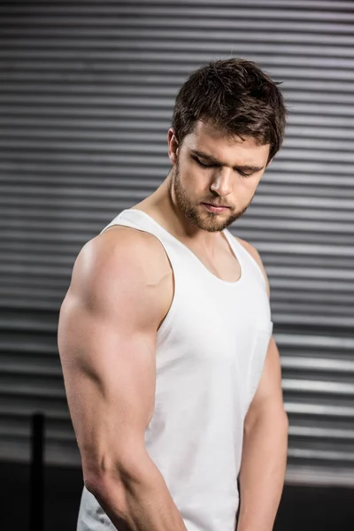 Hombre serio en forma posando —  Fotos de Stock