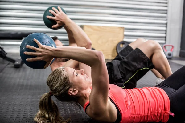 Fit couple doing abdominal ball exercise — Stock Photo, Image