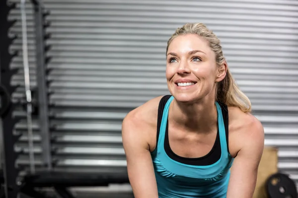 Sorridente donna in forma seduta — Foto Stock