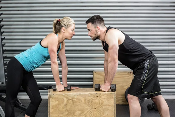 Couple lifting dumbbells together — Stock Photo, Image