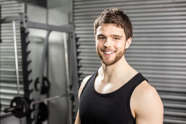 Sonriendo hombre en forma posando —  Fotos de Stock