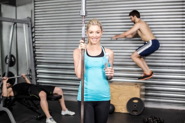 Fit mulher segurando barbell — Fotografia de Stock