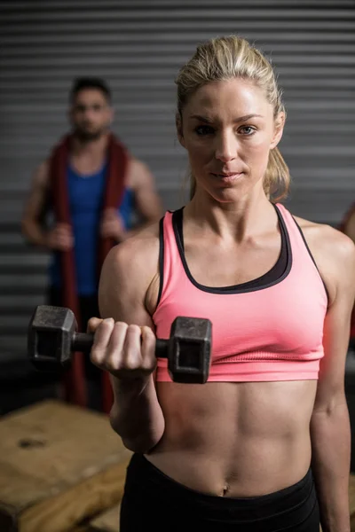 Portret van fit vrouw opheffing halters — Stockfoto