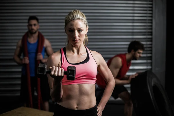 Portrait de femme en forme soulevant haltères — Photo