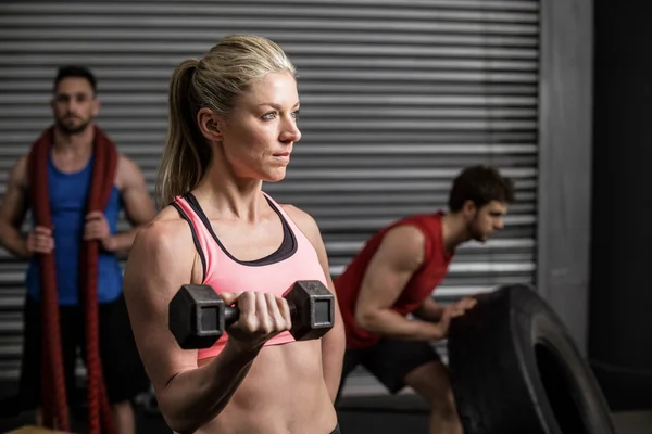 Portret van fit vrouw opheffing halters — Stockfoto