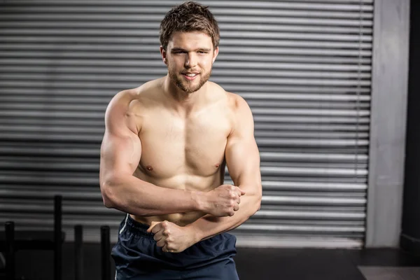 Homem sem camisa mostrando seu músculo — Fotografia de Stock