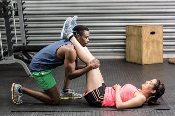 Fit casal fazendo exercícios — Fotografia de Stock