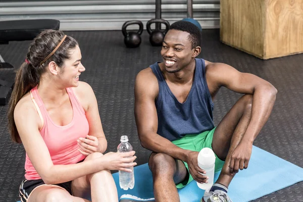 Femme et homme souriants parlant sur une serviette de sport — Photo