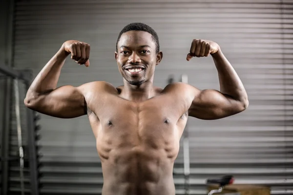 Atletický muž zobrazeno svaly — Stock fotografie