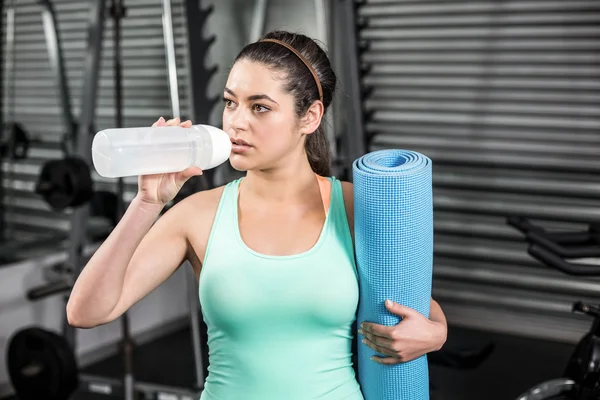 Athletische Frau trinkt Wasser — Stockfoto