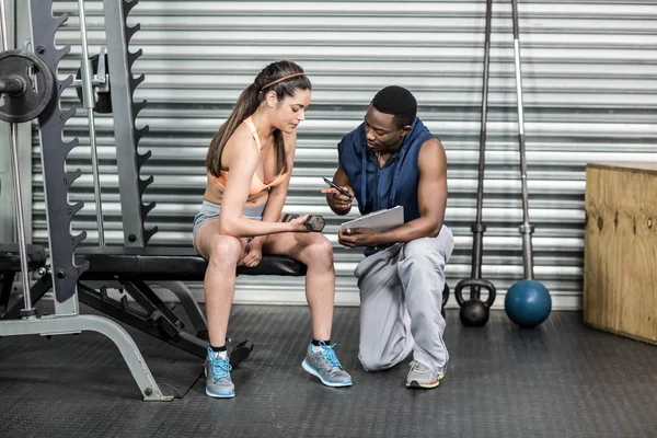 Donna atletica e allenatore che lavora fuori — Foto Stock