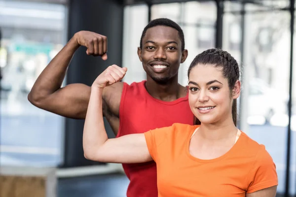 Vrouw en man verdragsluitende biceps — Stockfoto