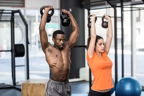 Hombre y mujer atléticos haciendo ejercicio — Foto de Stock
