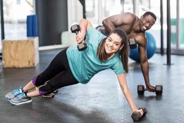 Atletisk man och kvinna som arbetar — Stockfoto