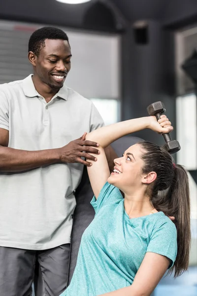 Sportieve vrouw geholpen door trainer Gewichtheffen — Stockfoto